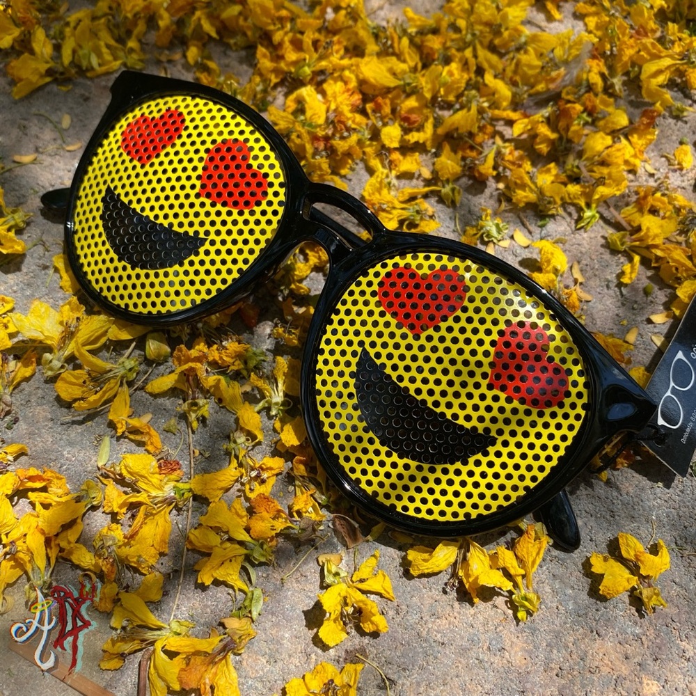 Heart eye emoji sunglasses 😍 - Picture 6 of 6